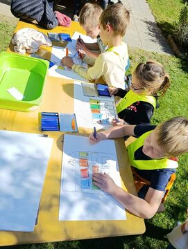 Obisk najmlajših osnovnošolcev pri čebelnjaku (11)